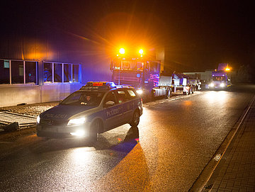 Koordination von Polizeibegleitung ist Teil des Schwerlasttransports bei Bußmann Spedition.